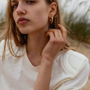 T-shirt damski z poduszkami na ramionach w kolorze CLOUD WHITE – SPECTRE