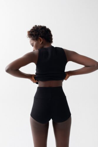 Top na ramiączkach z prążkowanej dzianiny w kolorze TOTALLY BLACK – ABSENCE